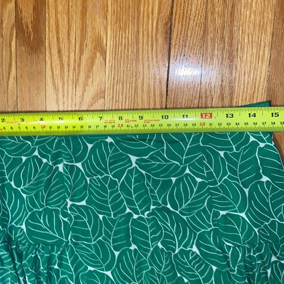 Diane von Furstenberg skirt. Green leaf print. Size 10. - Picture 6 of 6